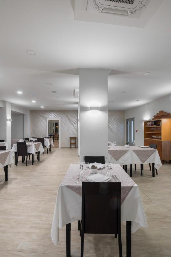 Miga Hotel Grado Centro Bagian luar foto